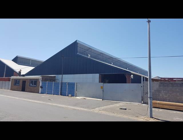 1,235M² FACTORY TO LET IN TRIANGLE FARM